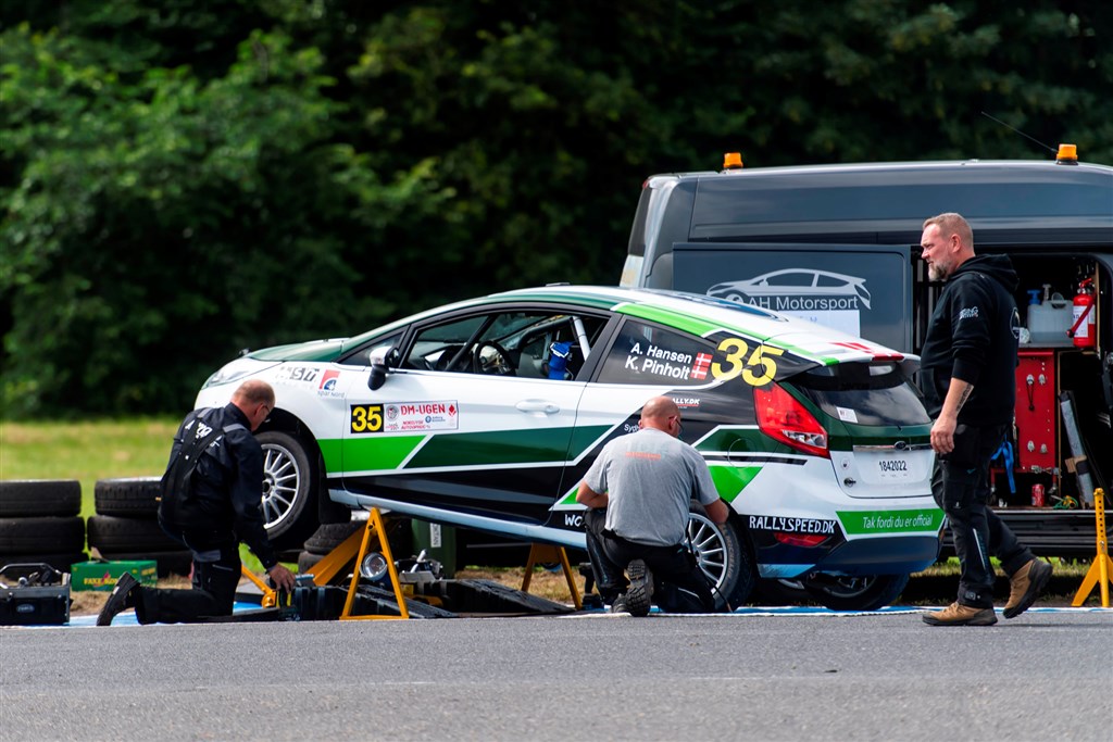 Anders Kirkeby Hansen har fire gange vundet DM-guld i sin vognklasse - og sluttede i sidste års Dansk Super Rally på en samlet 13. plads, og skifter i denne sæson til den nordiske mesterskabsturnering, og fortsat med et serviceteam bestående af Jakob Truelsen og Poul-Erik Hansen.
(Foto: Jokum Tord Larsen)